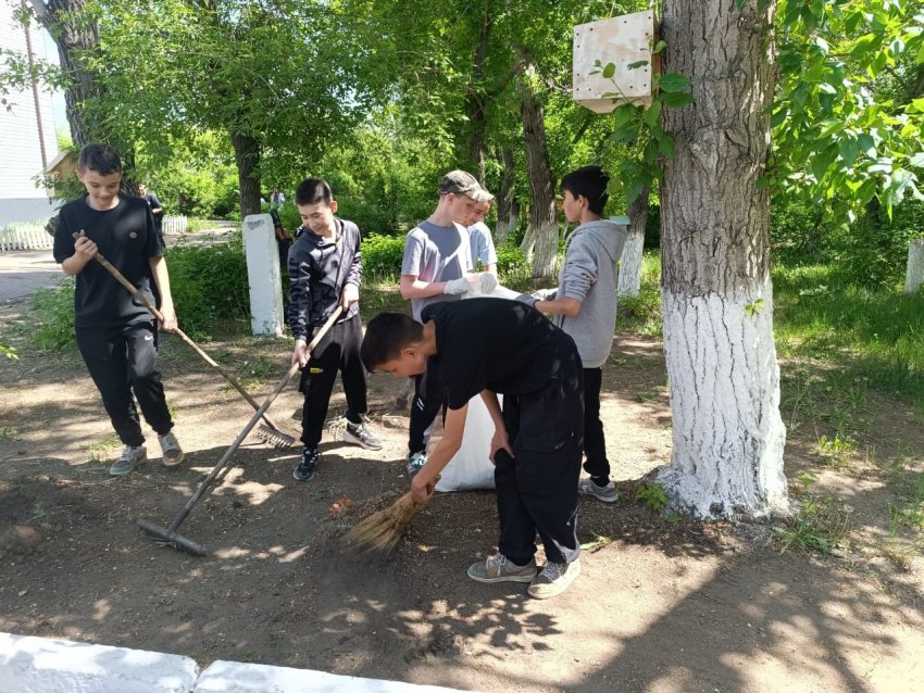 В рамках республиканской акции "Таза Казахстан" учащиеся школы продолжают облагораживать территорию школы.